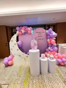 Sip and see decoration featuring soft pastel colors, floral arrangements, and elegant balloon decor, creating a warm and welcoming setting to meet the newborn.